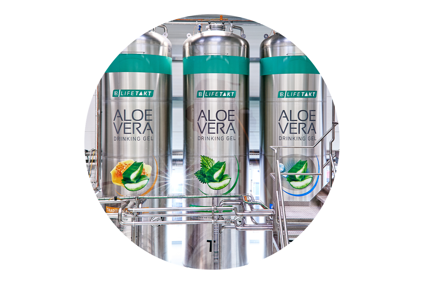Bồn chứa inox với chai Aloe Vera
